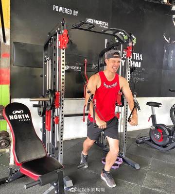 Matthew Deane健身照意外“走光焦点”引热议 与妻子Lydia康复后持续投入公益