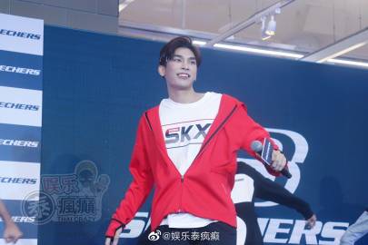 昔日舞台表演被指过火引争议 Mew Suppasit回应与Gulf Kanawut亲密互动无不当