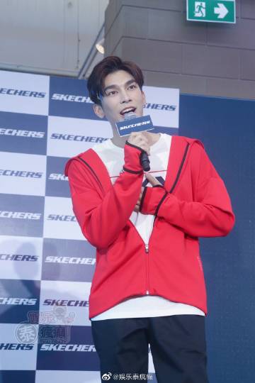 昔日舞台表演被指过火引争议 Mew Suppasit回应与Gulf Kanawut亲密互动无不当