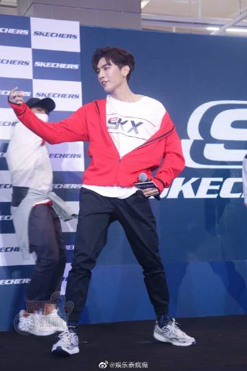 昔日舞台表演被指过火引争议 Mew Suppasit回应与Gulf Kanawut亲密互动无不当