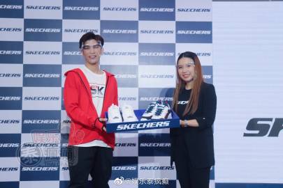 昔日舞台表演被指过火引争议 Mew Suppasit回应与Gulf Kanawut亲密互动无不当