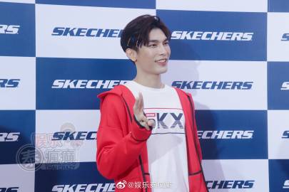 昔日舞台表演被指过火引争议 Mew Suppasit回应与Gulf Kanawut亲密互动无不当