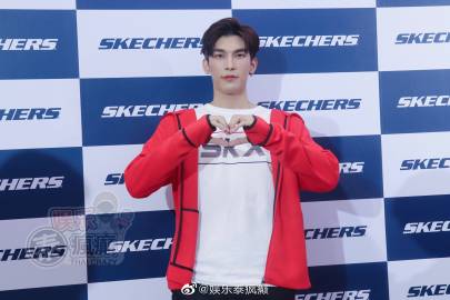 昔日舞台表演被指过火引争议 Mew Suppasit回应与Gulf Kanawut亲密互动无不当