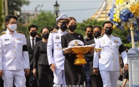 泰国三台小花Taew Natapohn父亲车祸离世举行火化仪式 现场泪崩发言缅怀父爱