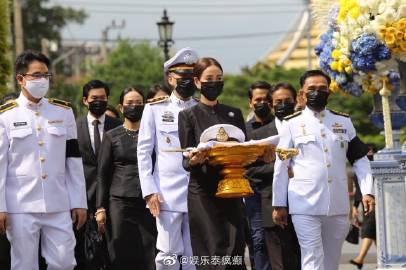 泰国三台小花Taew Natapohn父亲车祸离世举行火化仪式 现场泪崩发言缅怀父爱