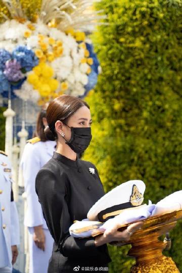 泰国三台小花Taew Natapohn父亲车祸离世举行火化仪式 现场泪崩发言缅怀父爱