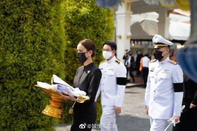 泰国三台小花Taew Natapohn父亲车祸离世举行火化仪式 现场泪崩发言缅怀父爱