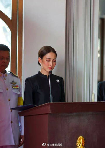 泰国三台小花Taew Natapohn父亲车祸离世举行火化仪式 现场泪崩发言缅怀父爱