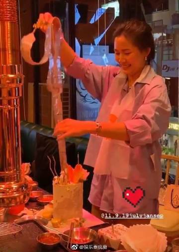 泰国三台小生James Jirayu与圈外女友Foam庆生画面曝光 低调恋情罕见同框互动引热议