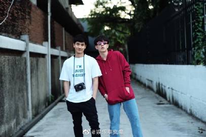 GMMTV艺人Off Jumpol与Tay Tawan因疫情登记系统玩笑推文引争议删除贴文仍遭网友批评并再被挖出旧直播失言