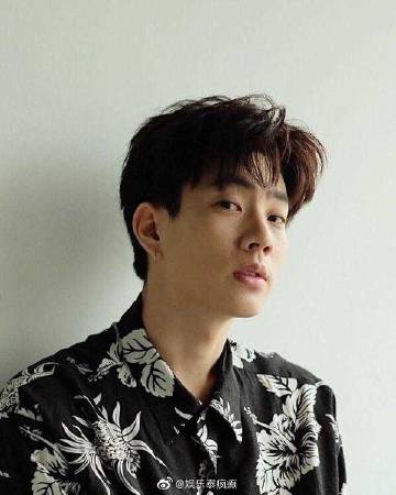 GMMTV艺人Off Jumpol与Tay Tawan因疫情登记系统玩笑推文引争议删除贴文仍遭网友批评并再被挖出旧直播失言