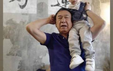 三台女星Taew Natapohn父亲历经五次手术仍不幸离世 家属证实噩耗引发哀悼