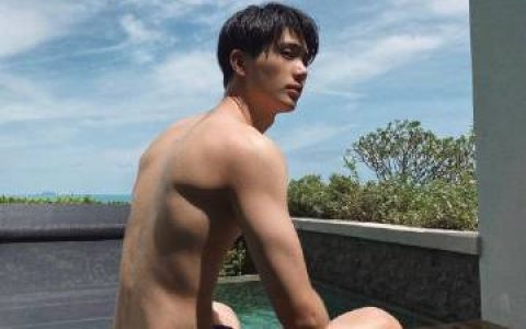 三台男星Inn Sarin泳池照曝光展现结实背肌 侧脸帅气引粉丝热议点赞破十万