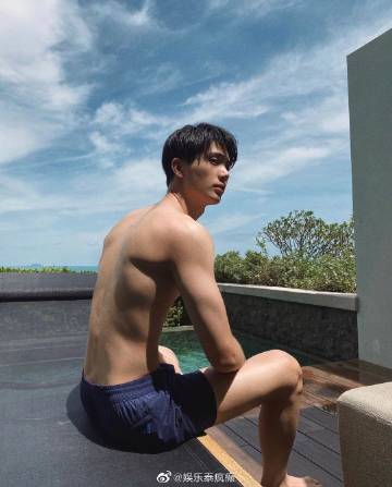 三台男星Inn Sarin泳池照曝光展现结实背肌 侧脸帅气引粉丝热议点赞破十万