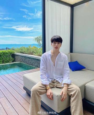 三台男星Inn Sarin泳池照曝光展现结实背肌 侧脸帅气引粉丝热议点赞破十万