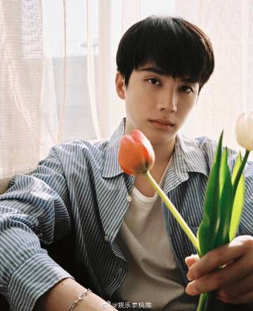 三台男星Inn Sarin泳池照曝光展现结实背肌 侧脸帅气引粉丝热议点赞破十万