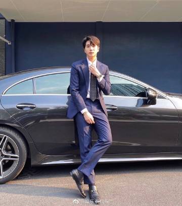 三台男星Inn Sarin泳池照曝光展现结实背肌 侧脸帅气引粉丝热议点赞破十万