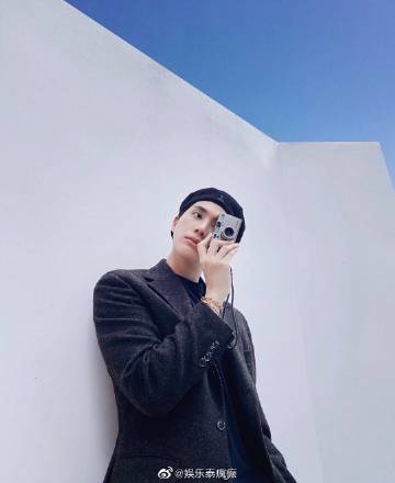 三台男星Inn Sarin泳池照曝光展现结实背肌 侧脸帅气引粉丝热议点赞破十万