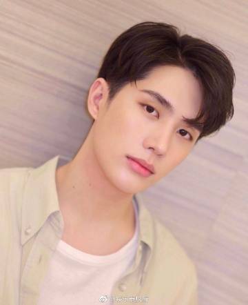 三台男星Inn Sarin泳池照曝光展现结实背肌 侧脸帅气引粉丝热议点赞破十万