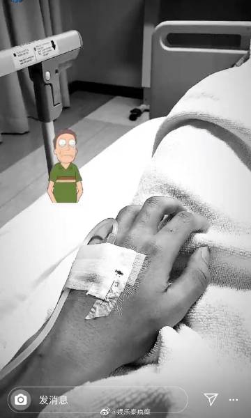 男星Toyy Pathompong因头痛发烧入院治疗 病床照曝光女友Mook Worranit送祝福打气