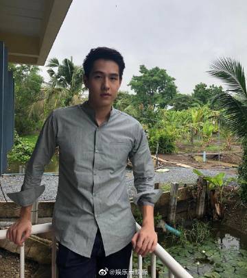 男星Toyy Pathompong因头痛发烧入院治疗 病床照曝光女友Mook Worranit送祝福打气