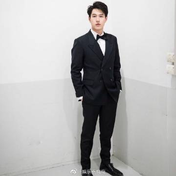 男星Toyy Pathompong因头痛发烧入院治疗 病床照曝光女友Mook Worranit送祝福打气