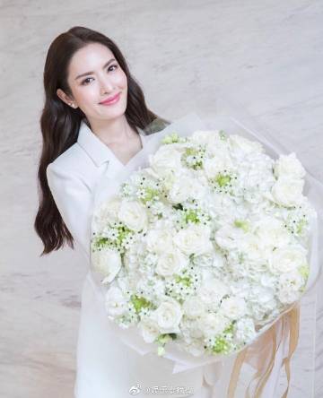 Aff Taksaorn晒花配文“重新开始”引新恋情猜测 前夫与Matt Peerancee高调对比再掀话题