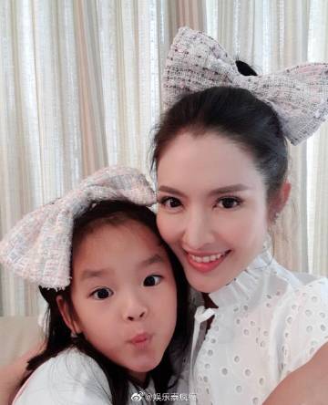 Aff Taksaorn晒花配文“重新开始”引新恋情猜测 前夫与Matt Peerancee高调对比再掀话题