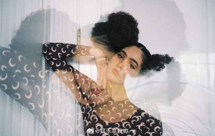 “时尚教母”Chompoo Araya晒前卫造型引热议 穿搭被吐槽看不懂价格反差成焦点