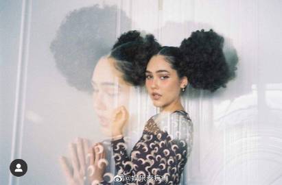 “时尚教母”Chompoo Araya晒前卫造型引热议 穿搭被吐槽看不懂价格反差成焦点