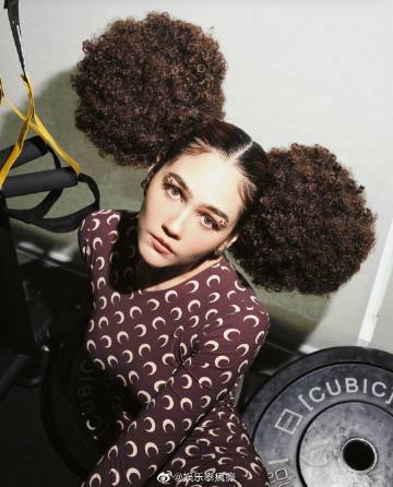 “时尚教母”Chompoo Araya晒前卫造型引热议 穿搭被吐槽看不懂价格反差成焦点