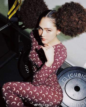 “时尚教母”Chompoo Araya晒前卫造型引热议 穿搭被吐槽看不懂价格反差成焦点