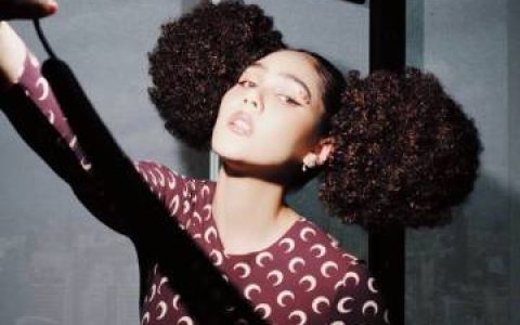 “时尚教母”Chompoo Araya晒前卫造型引热议 穿搭被吐槽看不懂价格反差成焦点