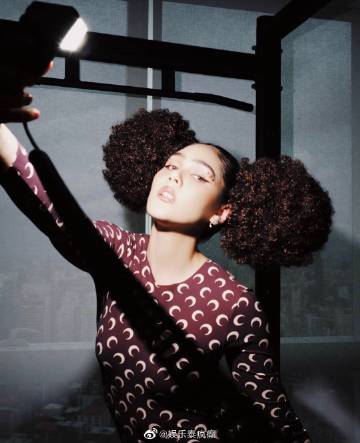 “时尚教母”Chompoo Araya晒前卫造型引热议 穿搭被吐槽看不懂价格反差成焦点