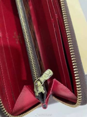 Bitoey Rsiam因二手名牌商品销售纠纷遭网友投诉 钱包状况与描述不符引发讨论