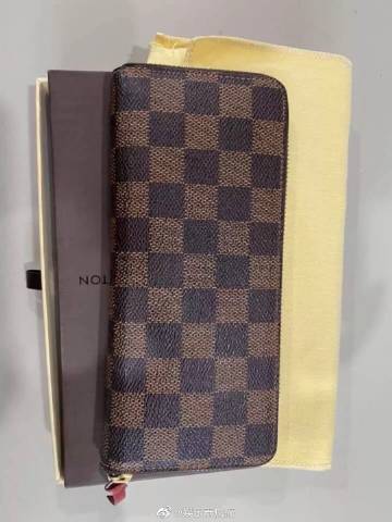 Bitoey Rsiam因二手名牌商品销售纠纷遭网友投诉 钱包状况与描述不符引发讨论