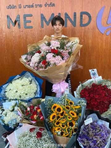 Gulf Kanawut收到粉丝鲜花祝福庆五·二零 粉丝热情送花感动不已