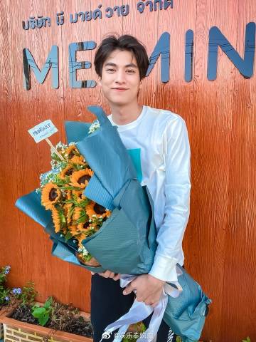 Gulf Kanawut收到粉丝鲜花祝福庆五·二零 粉丝热情送花感动不已