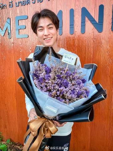 Gulf Kanawut收到粉丝鲜花祝福庆五·二零 粉丝热情送花感动不已
