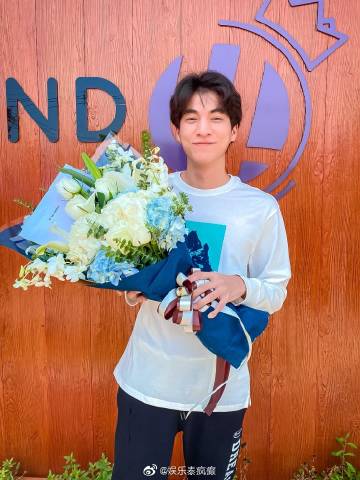 Gulf Kanawut收到粉丝鲜花祝福庆五·二零 粉丝热情送花感动不已