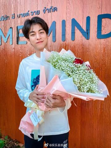 Gulf Kanawut收到粉丝鲜花祝福庆五·二零 粉丝热情送花感动不已