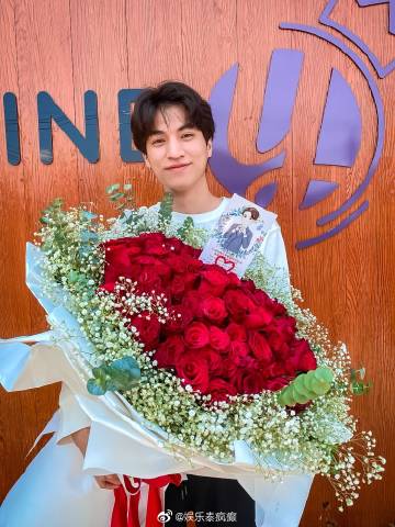 Gulf Kanawut收到粉丝鲜花祝福庆五·二零 粉丝热情送花感动不已