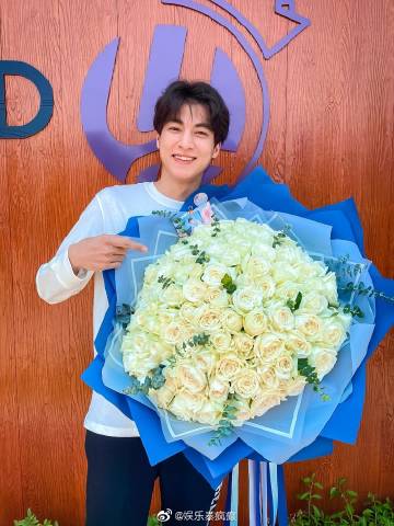 Gulf Kanawut收到粉丝鲜花祝福庆五·二零 粉丝热情送花感动不已