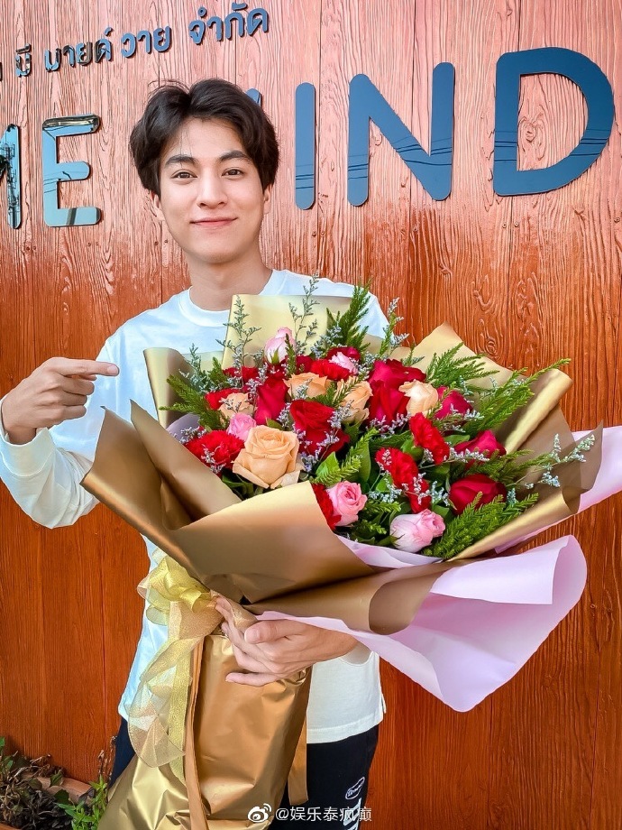 Gulf Kanawut收到粉丝鲜花祝福庆五·二零 粉丝热情送花感动不已