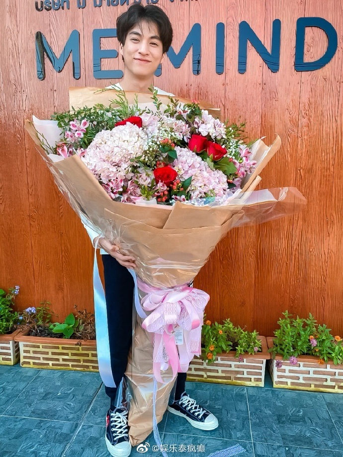 Gulf Kanawut收到粉丝鲜花祝福庆五·二零 粉丝热情送花感动不已