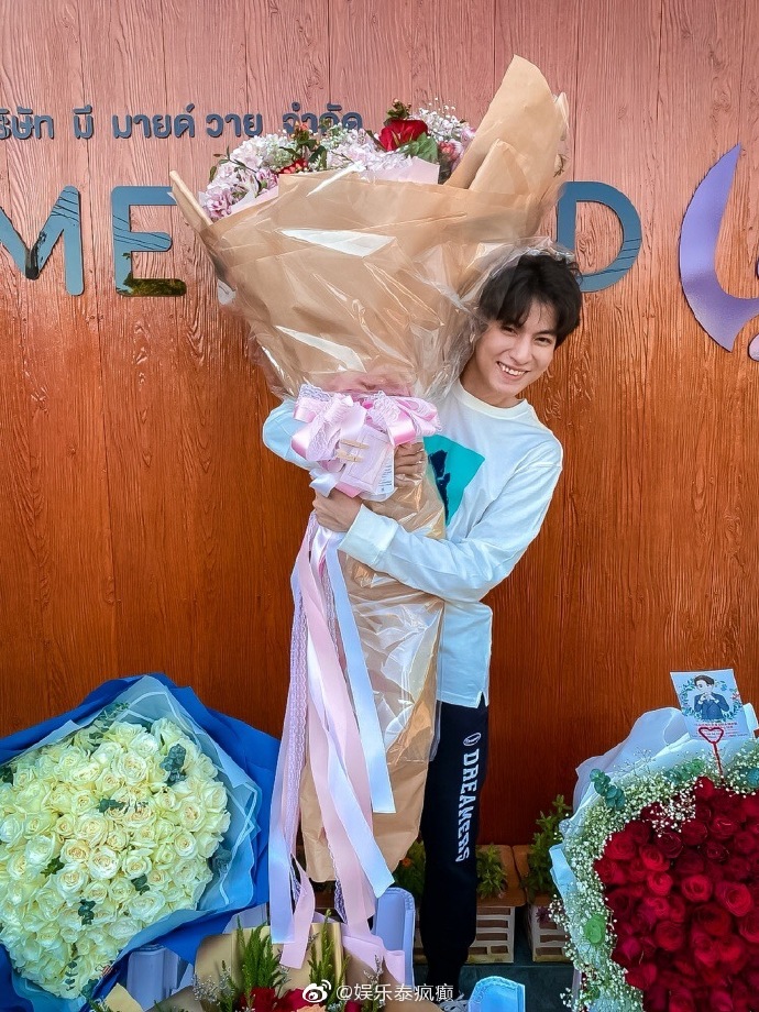 Gulf Kanawut收到粉丝鲜花祝福庆五·二零 粉丝热情送花感动不已