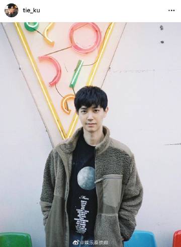 Inn Sarin与Tie街头亲密互动，疑似情侣关系引发网友讨论