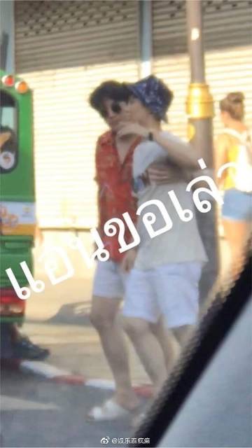 Inn Sarin与Tie街头亲密互动，疑似情侣关系引发网友讨论