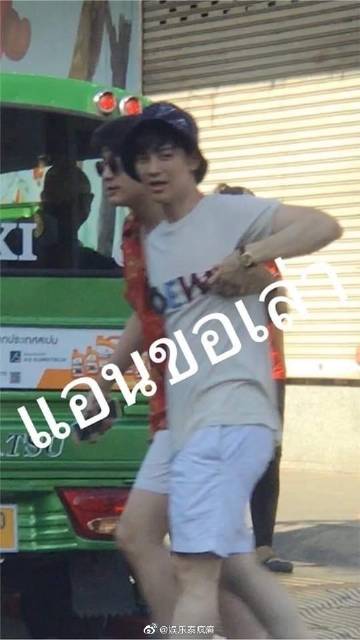 Inn Sarin与Tie街头亲密互动，疑似情侣关系引发网友讨论