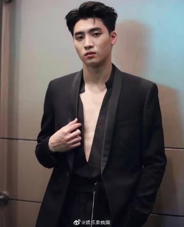 Mean Phiravich电费账单曝光仅12铢，粉丝惊讶：难道用蜡烛照明？